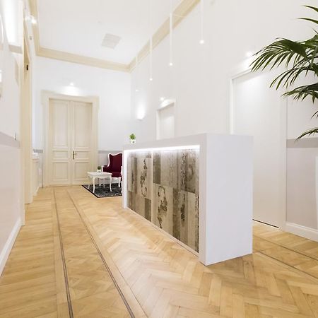 Residenza Degli Artisti Hotel Trieste Bagian luar foto