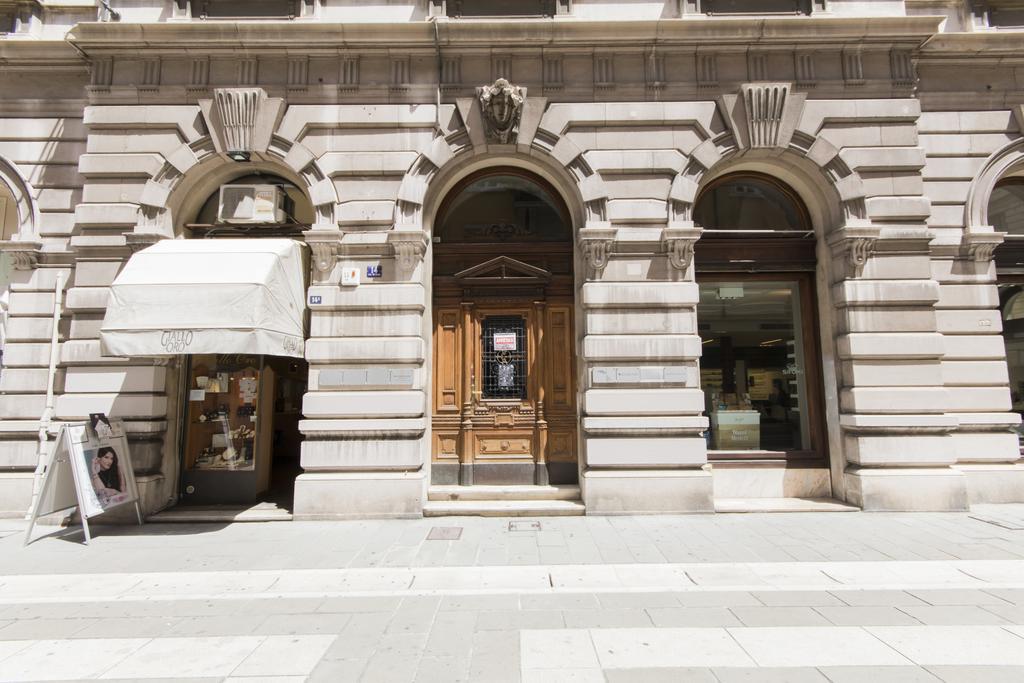 Residenza Degli Artisti Hotel Trieste Bagian luar foto